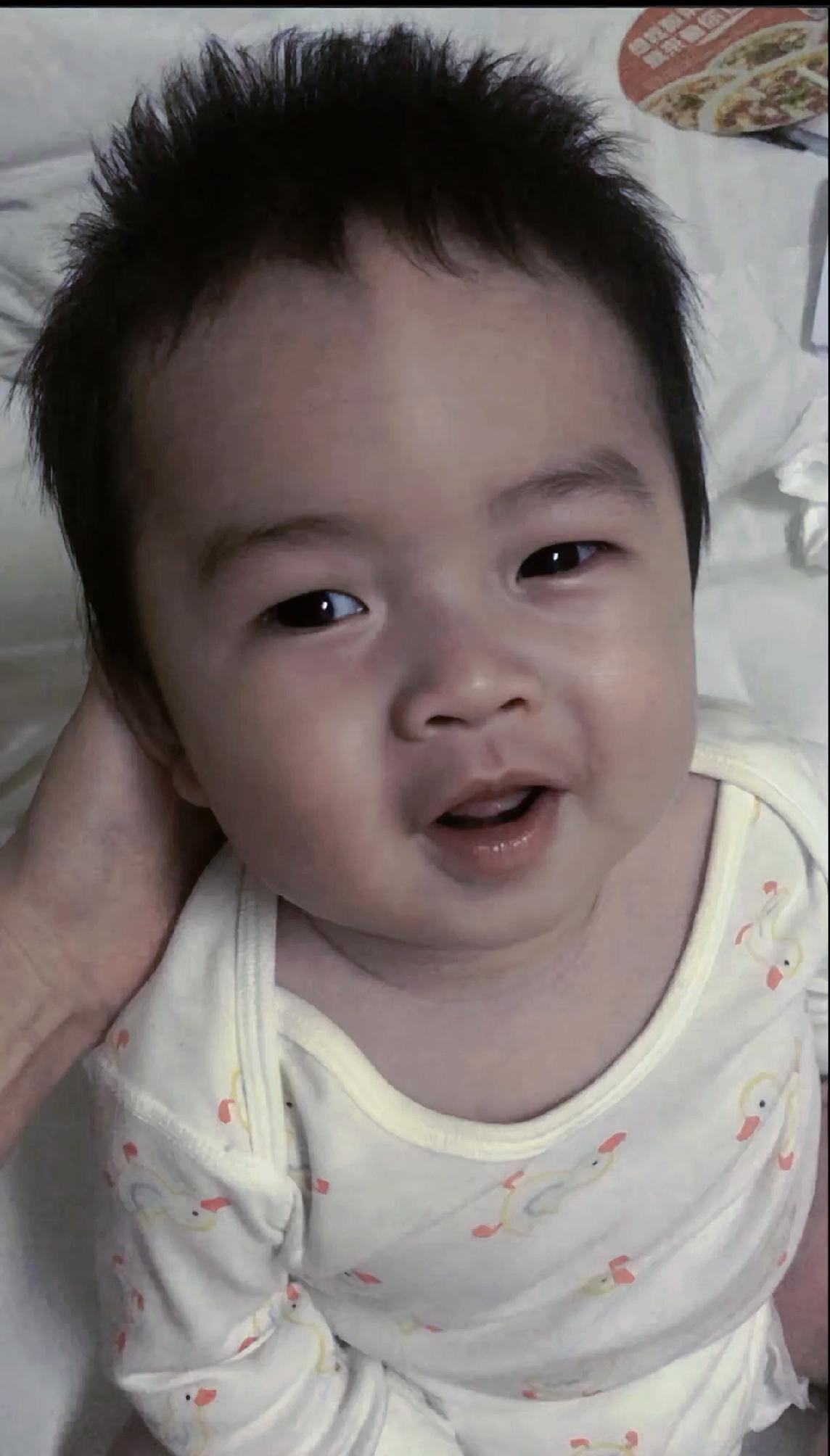 孩子走了，妈发了条朋友圈，没哭没喊，就一张照片，一张小毯子。
没人评论，没人点赞