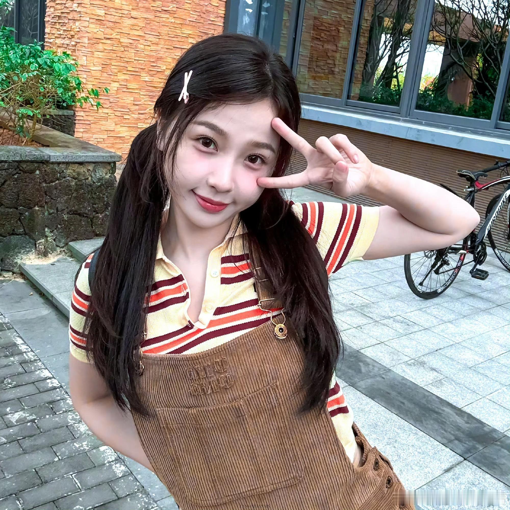 虞书欣这扑通一声 虞书欣坐上车的瞬间太绝了！动静大到离谱却稳得一批，浑身上下都透