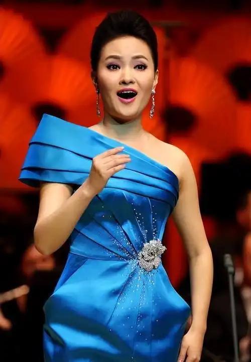 2026山东春晚舞台上，雷佳宛如一颗璀璨星辰，以她那空灵澄澈、极具穿透力的歌声，