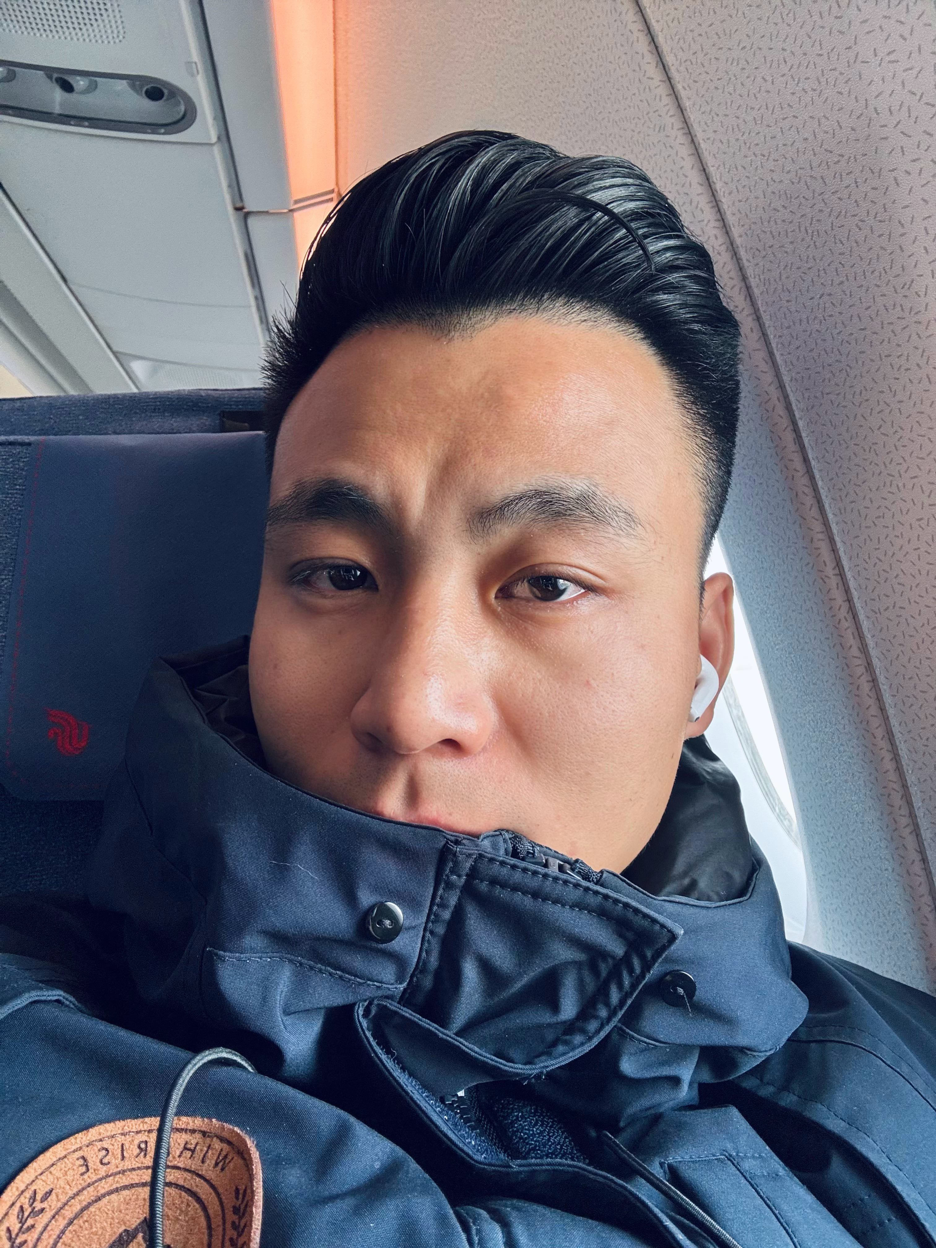 看谭Sir最近的节目，顺根师傅去世了，直接泪崩然后前面的小姐姐刚好转过头来两次，