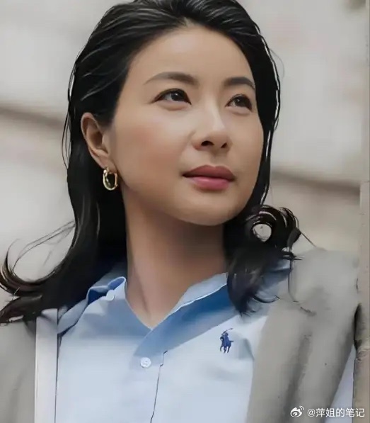 香港算命大师曾直言“不敢给郭晶晶看相，她打破了相书定律”，有人说她小耳垂无贵人相