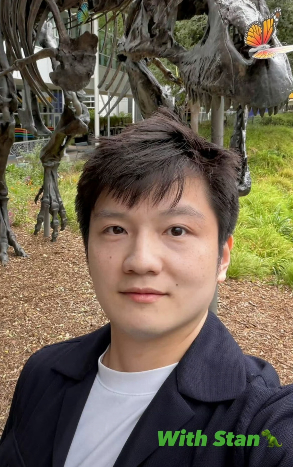 樊振东更新INS动态，趣味同框恐龙雕塑引热议2026年4月21日，樊振东晒出户外