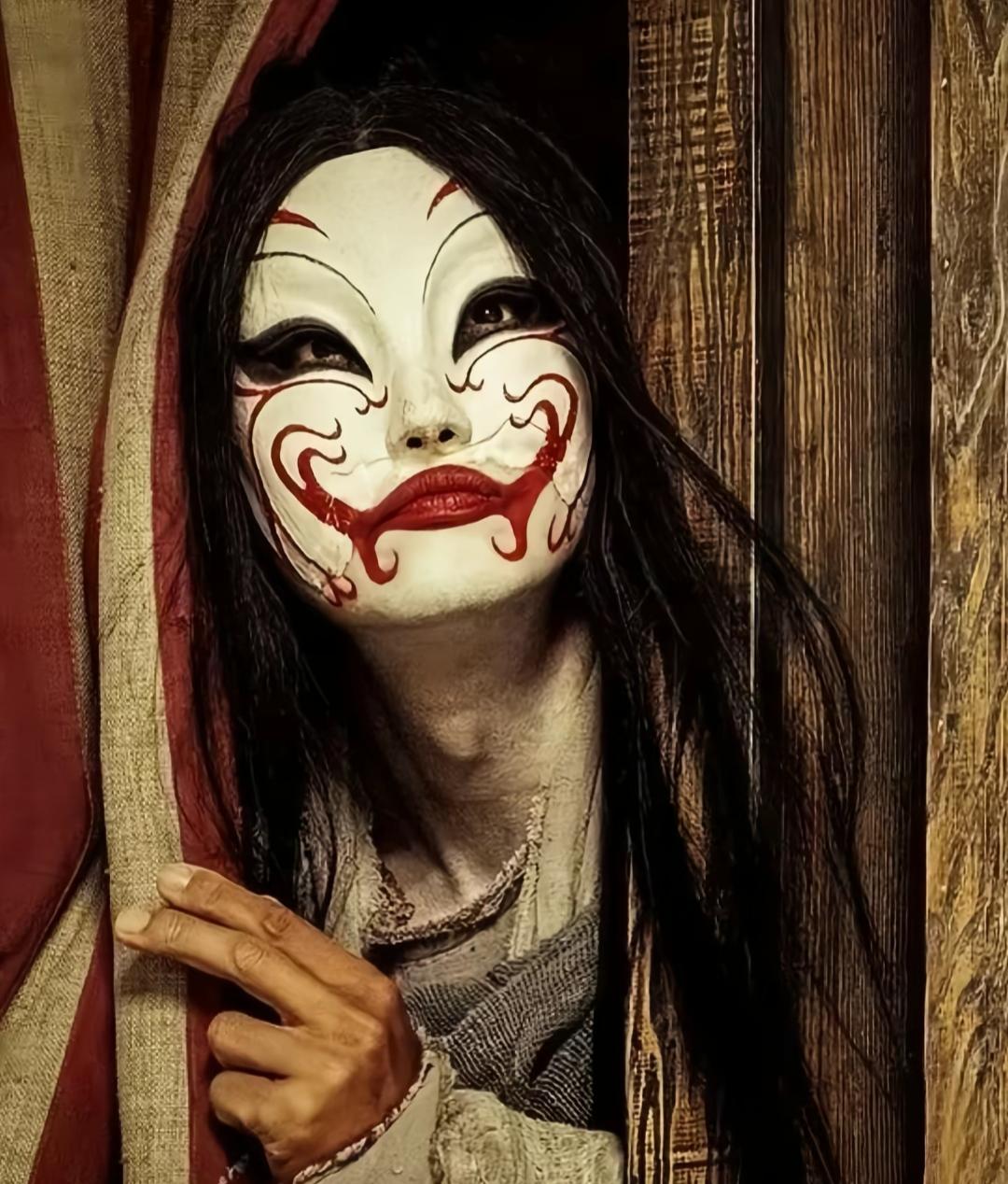 在片场，
李连杰曾调侃孙艺洲，
这哥们太惨了，
整部戏演完了都没露脸。

今年最