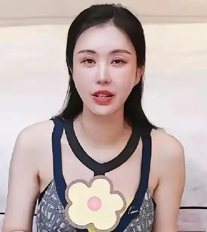 王石的30岁娇妻田朴珺，凭一条镂空黑裙抢尽风头，可笑的是，大众只盯着那层布料，却