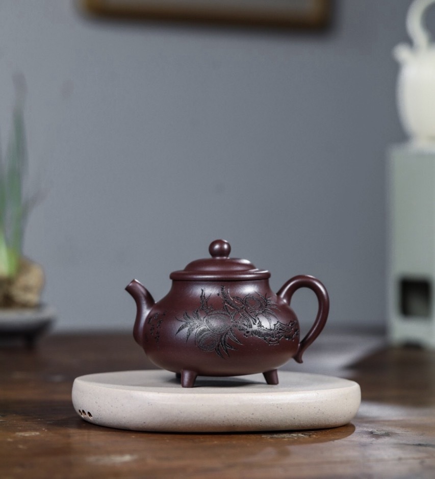 这几年我研究茶道，儒、释、道各家都有自己的茶道流派，佛以茶孤寂，明心见性；道品茗