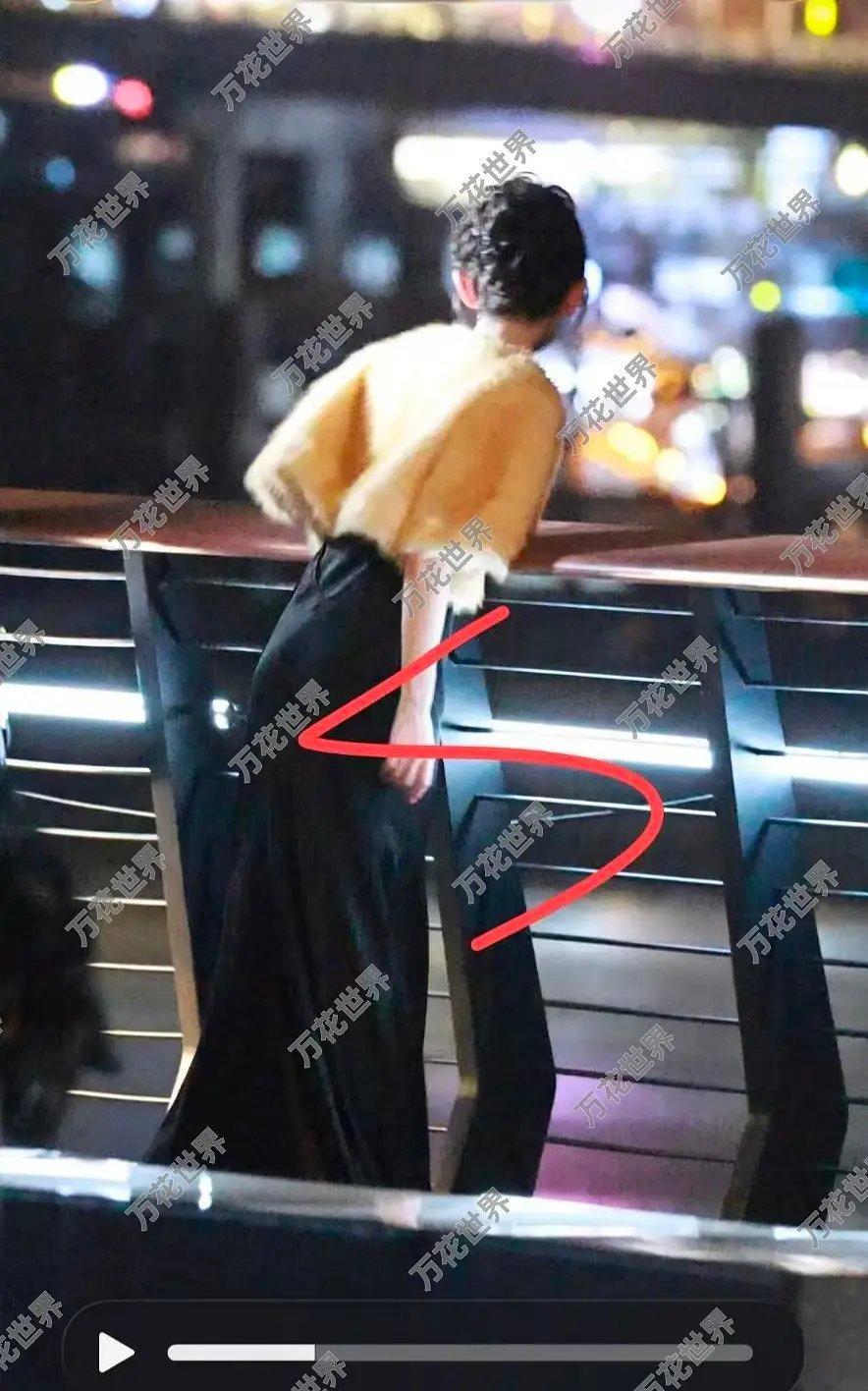 苏绿夏凌晨江边吹风摆pose半夜也要拍营业照