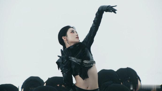 沈小婷翡翠绿瞳 沈小婷神女降临翡翠绿瞳太有辨识度，沈小婷演绎单曲 LEGEND，