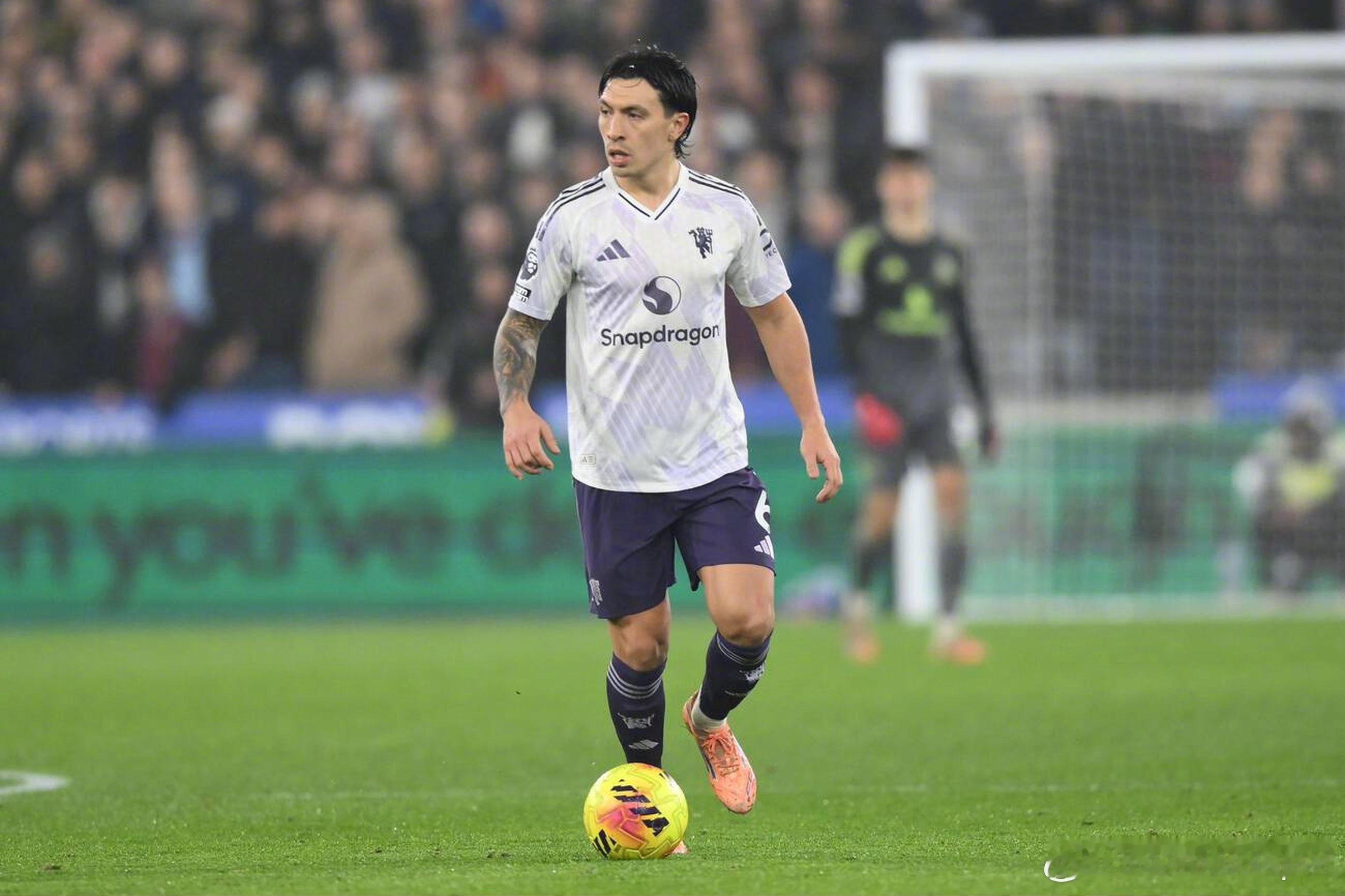 卡里克：利马本周有些小伤，感觉不舒服，但并不严重，所以今天踢不了和埃弗顿的比赛。