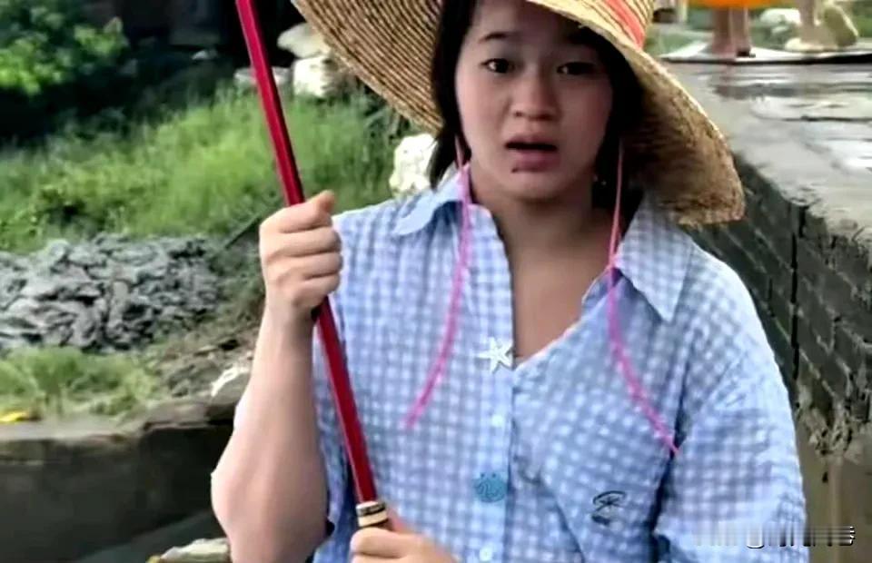 全红婵江里打鱼照流出，戴草帽穿花衬衫，活脱脱渔家小闺女 ​​​。不得不说，婵宝这