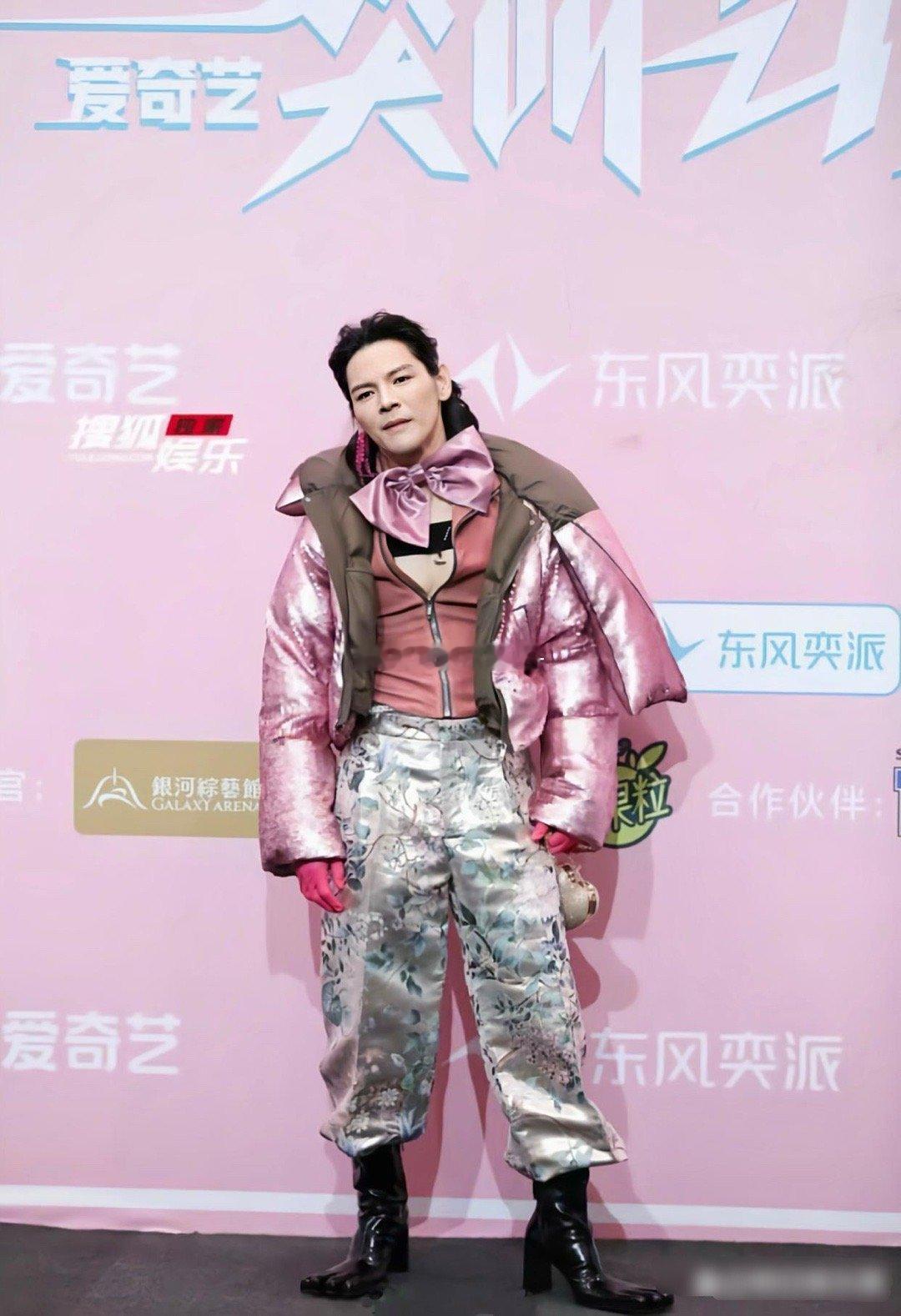 找到了这双鞋唯一销量，原来是向佐。这五指鞋真的第一次见，时尚独一份 