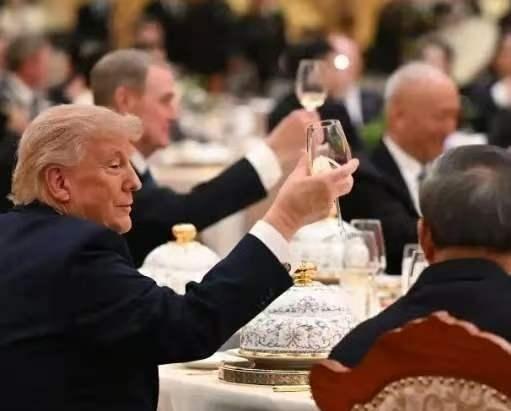 特朗普在访华的国宴上，说了一个让全世界都惊讶的数据。他直言不讳地说，在美国，中餐
