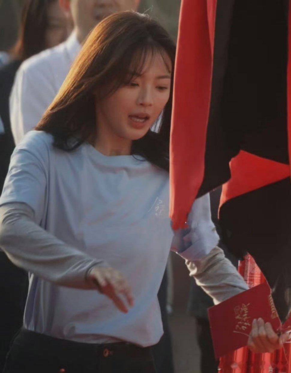 杨超越被绊倒大型“接地气”名场面！妹妹意外被绊瞬间破功，表情管理下线超真实～水灵