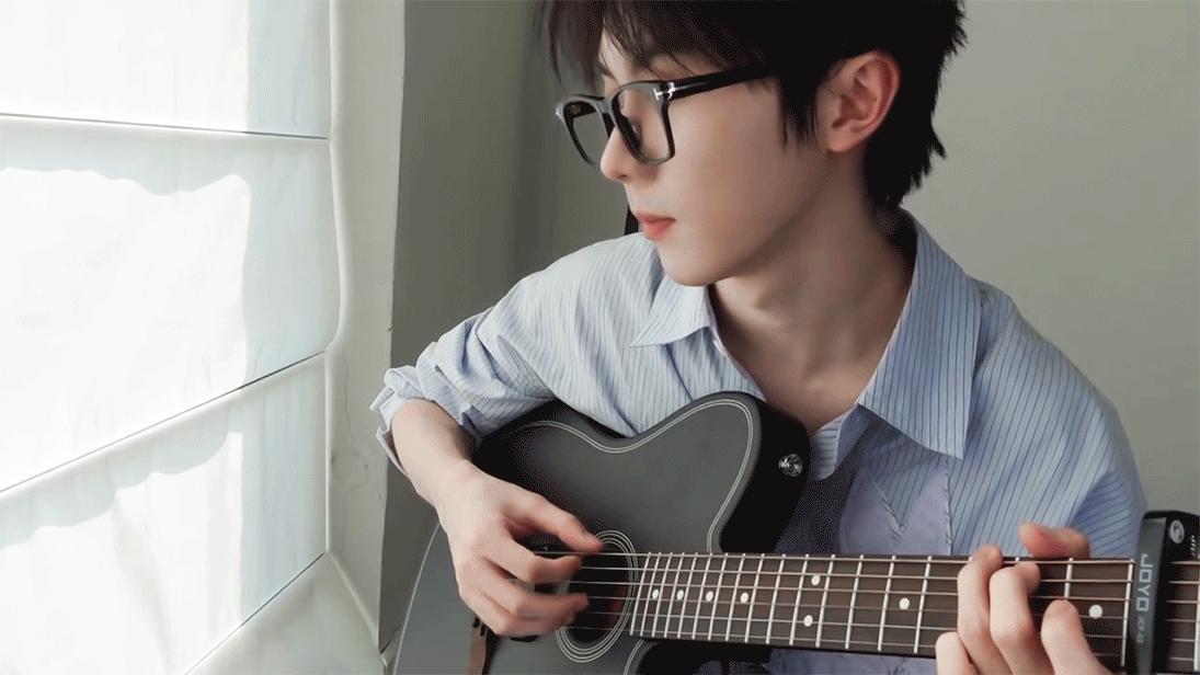 推眼镜乖乖的🥺 