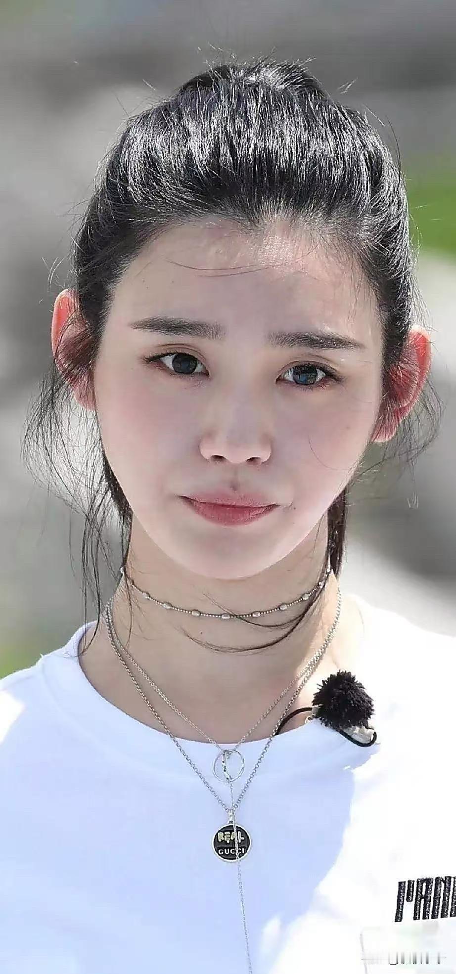 奚梦瑶长相真的大气耐看，越看越漂亮，白嫩嫩的小脸我看了都要心动，小黄人真的好奇咋