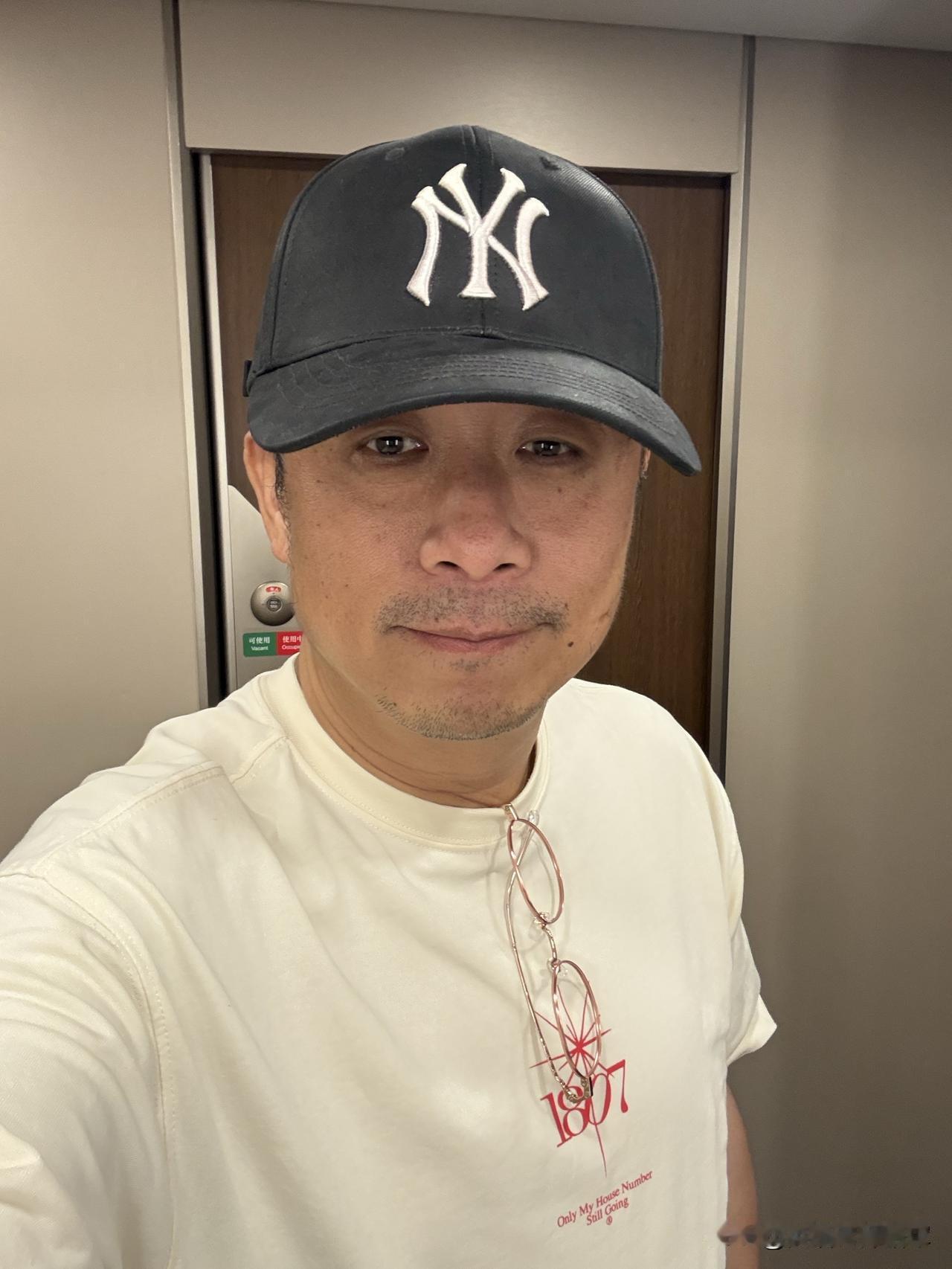我觉得每天发一张随手拍照片还挺酷的。就像我在高铁车厢里拍自己，这画面还挺有氛围感