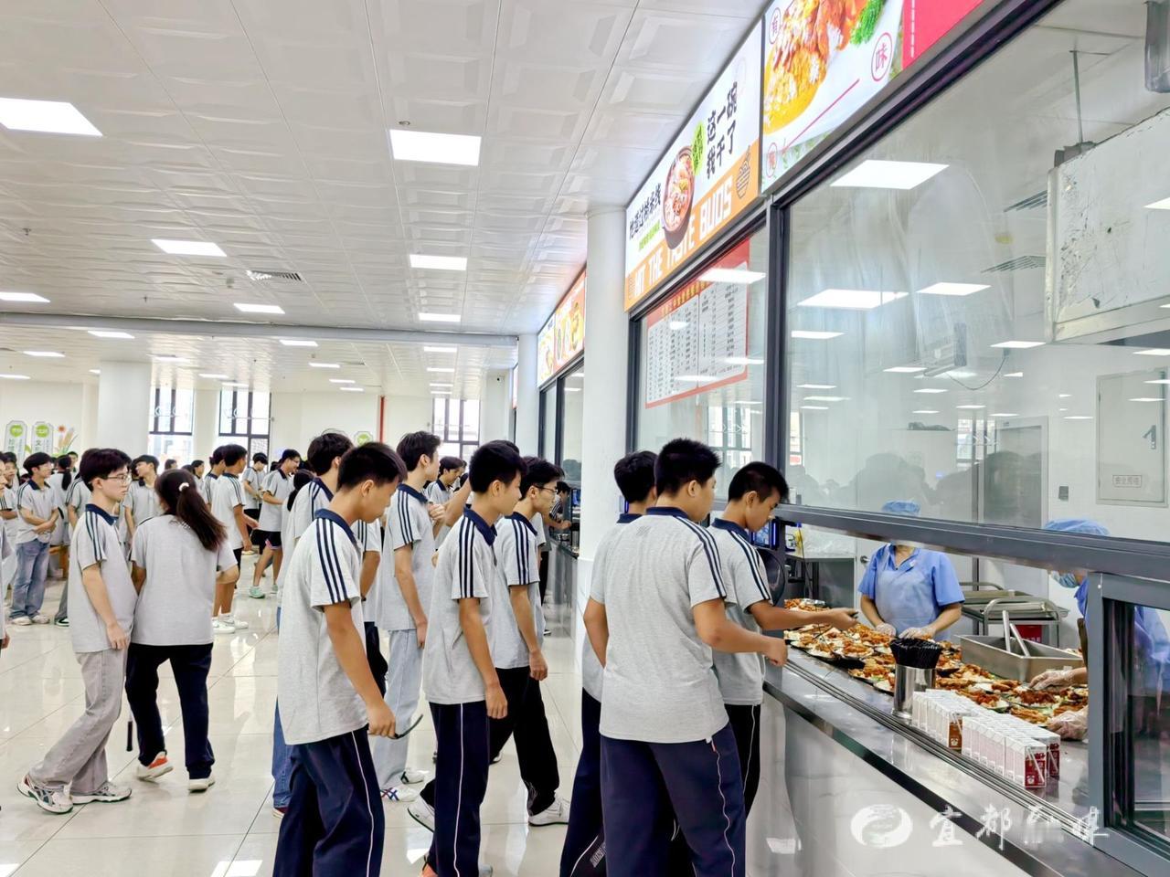 20元学生餐仅两片肉！食堂老板实名举报，校领导330万返点藏不住了
 
“今天有