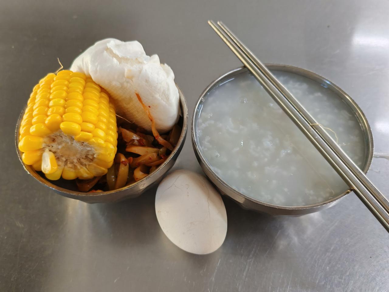 53岁的老公开始管理身材了，他说现在要注重自己的健康，公司今年开始给他买了社平工