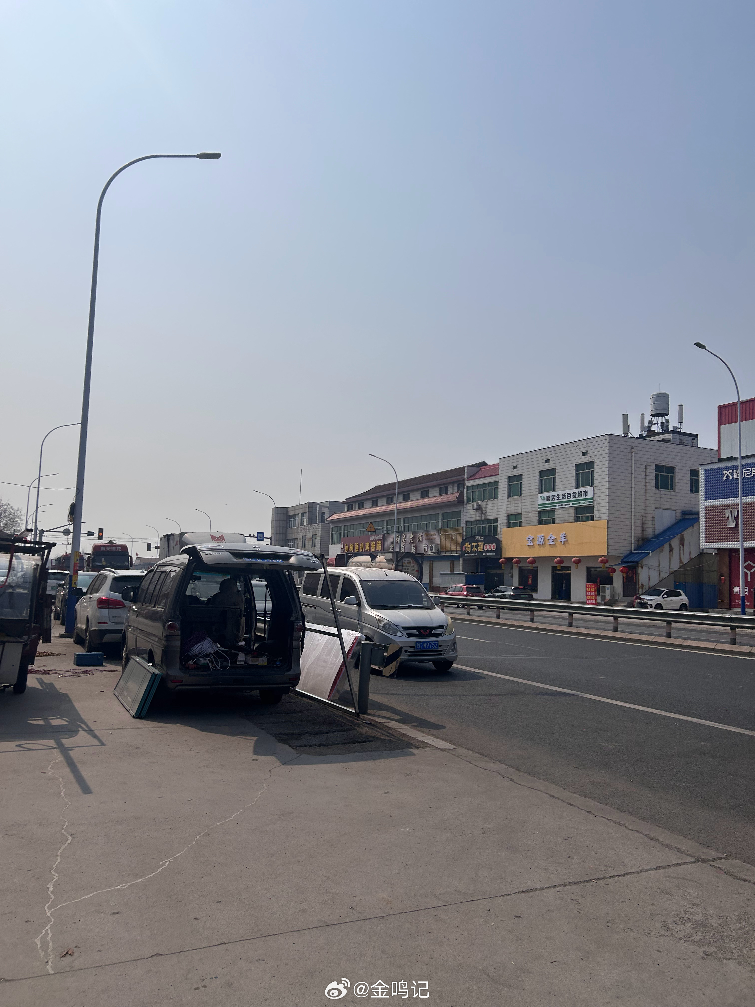 我要上同城精选出差路上，在省道上一路绿波，突然前方看到好多大货车开始减速并路边停