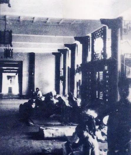 1937 年南京大屠杀发生，金陵女子文理学院成了妇孺的栖身之所，12 月中下旬一