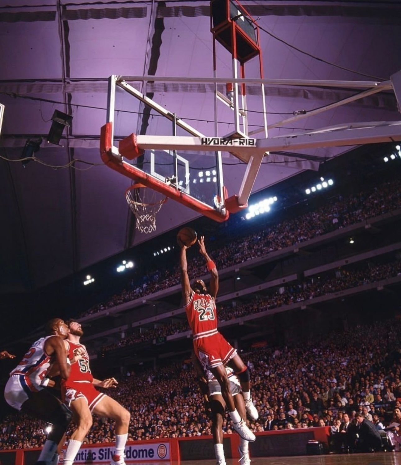 篮天下39年前，迈克尔·乔丹vs“坏男孩”活塞队，砍下61分7篮板3助攻3抢断3