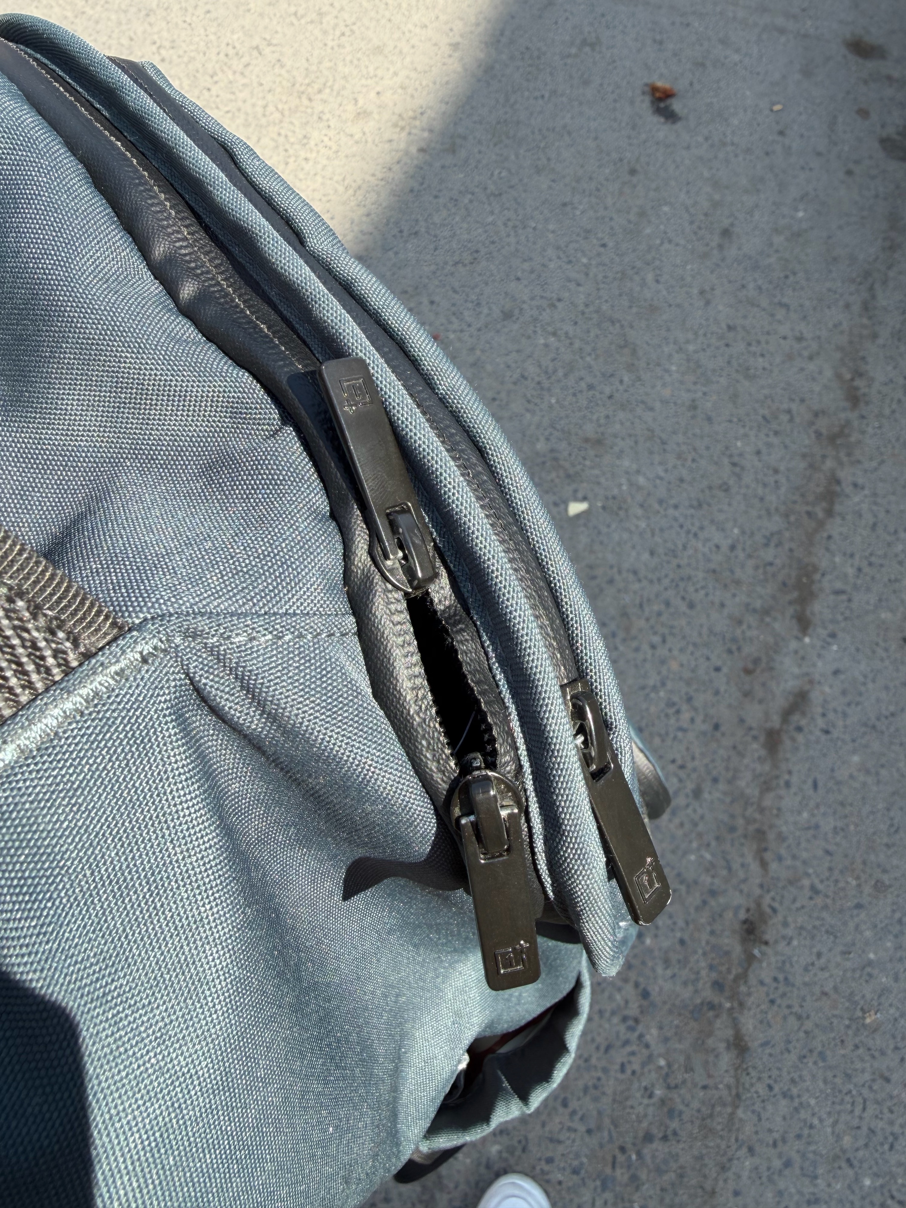 一加背包背两年了，拉链坏了，不舍得换，找我们镇上的老师傅修一修