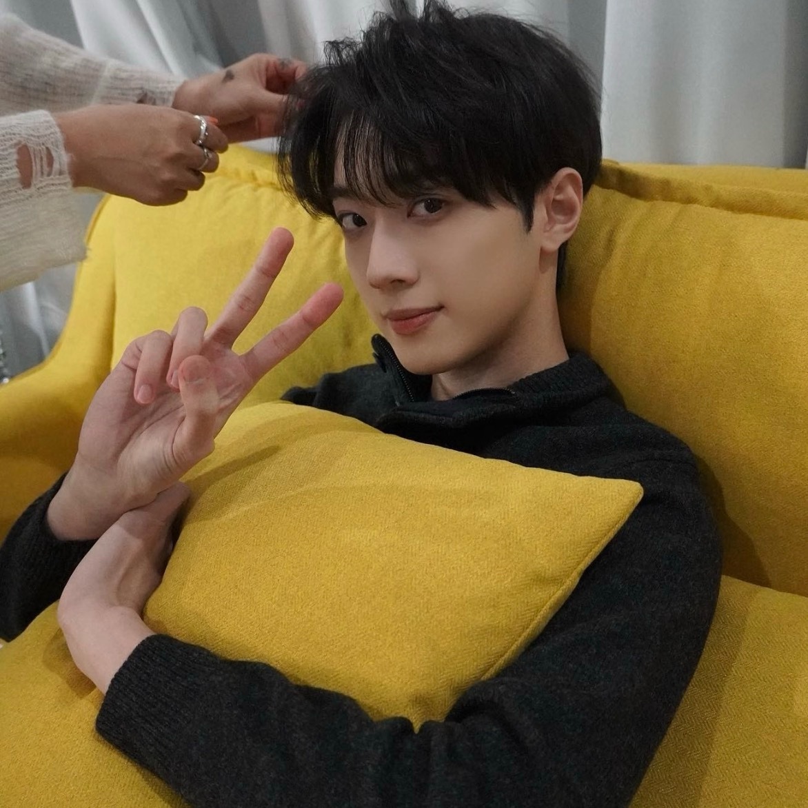 不要哭哦 你看我就在你的眼睛里 你流泪的话 我会被淹没的-赖冠霖｜头像分享｜无水