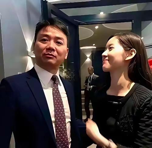 刘强东优不优秀，看章泽天眼神就明白了
