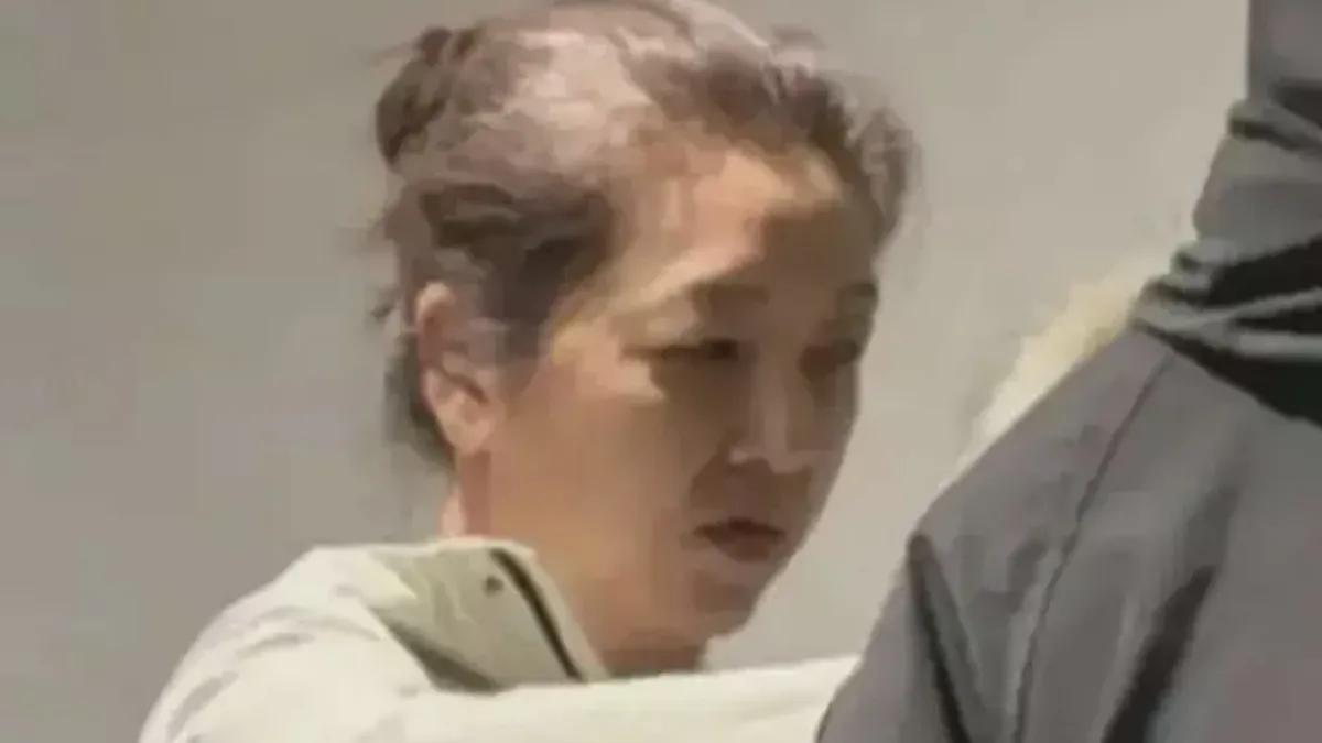 57岁的江珊近照曝光，令人惊叹岁月在她身上留下的痕迹！照片中的她，满头白发，但眼