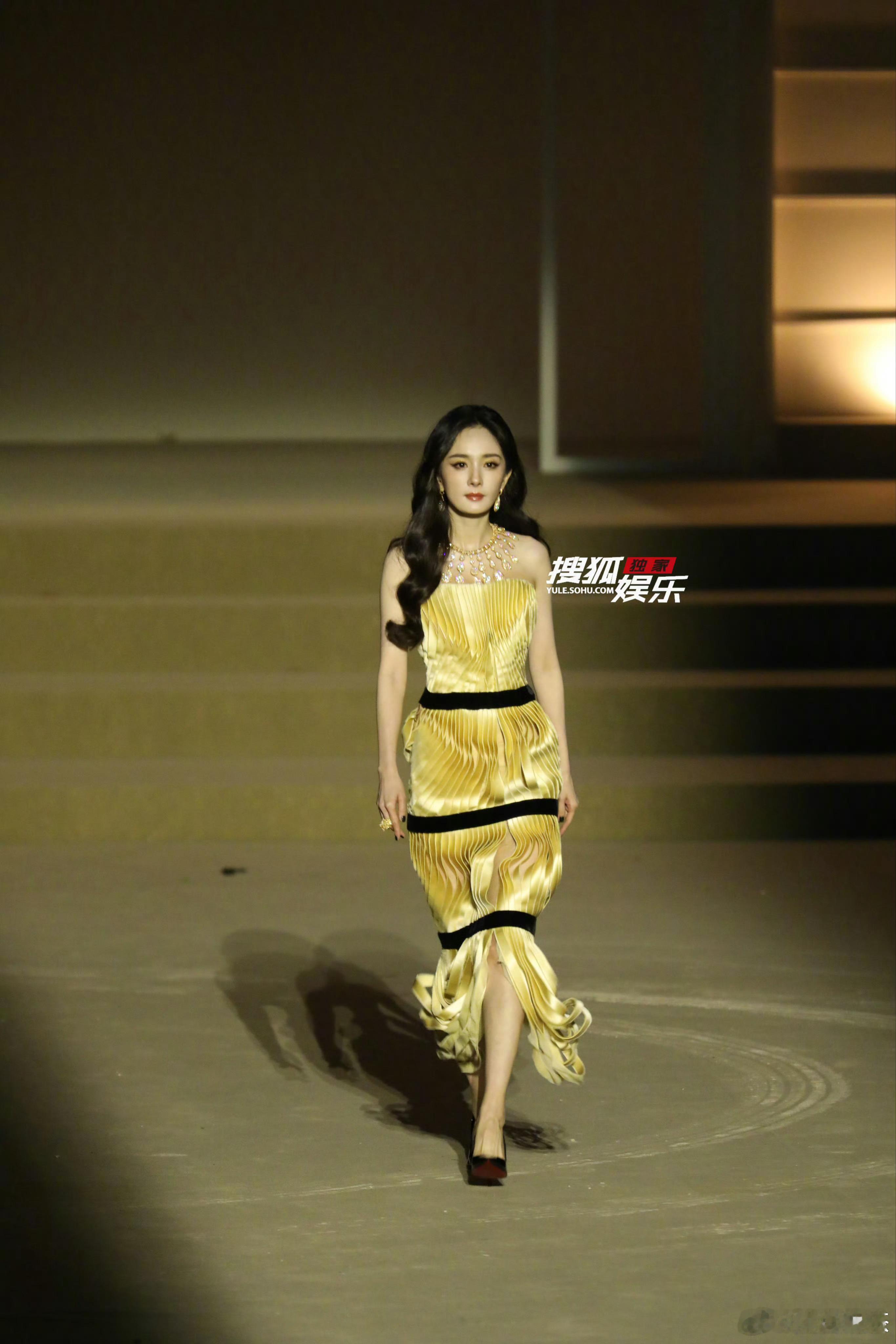 热搜[皱眉]杨幂开场刘亦菲压轴 ​​​
