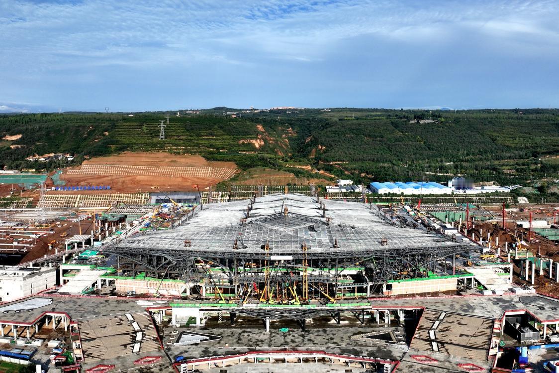 西安东站最新建设形象，站房屋盖钢结构进度超60%，立面弧线与屋面菱形造型初显，四