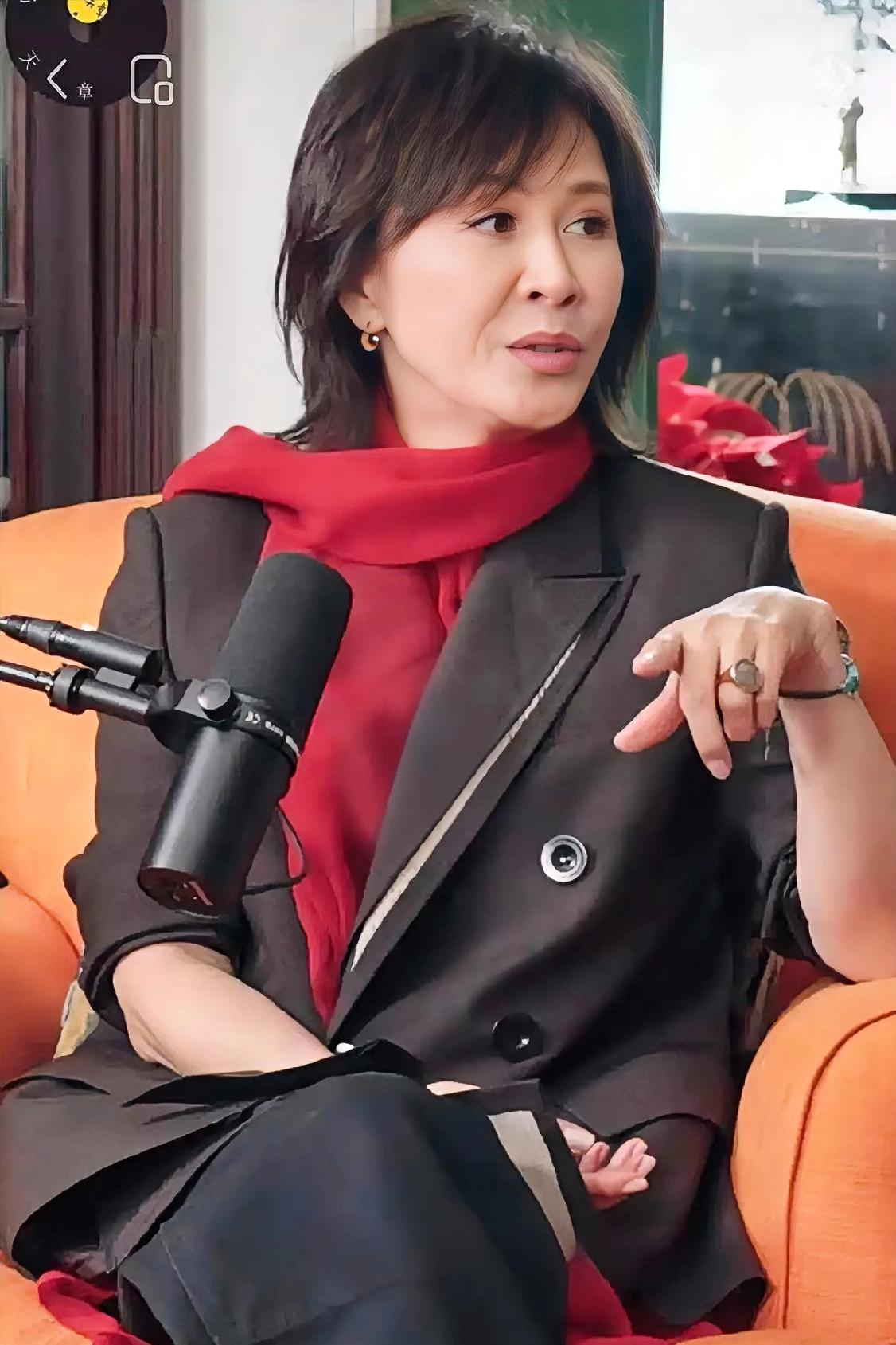 刘嘉玲说，
我跟章泽天分享了一个小秘密，
有点“社恐”的梁朝伟，私下里会给我写“