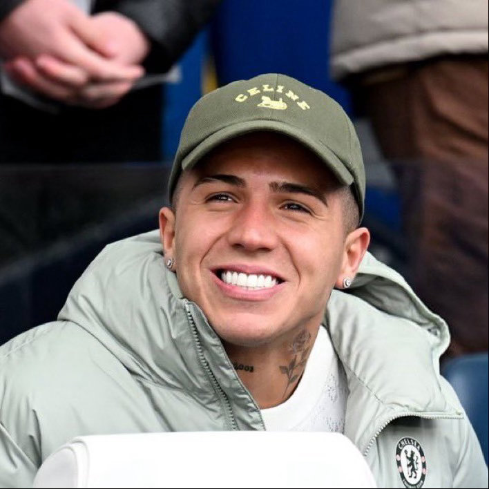 足总杯 1/4决赛🔵恩佐今日现身斯坦福桥观战切尔西vs维尔港的比赛。恩佐费尔南