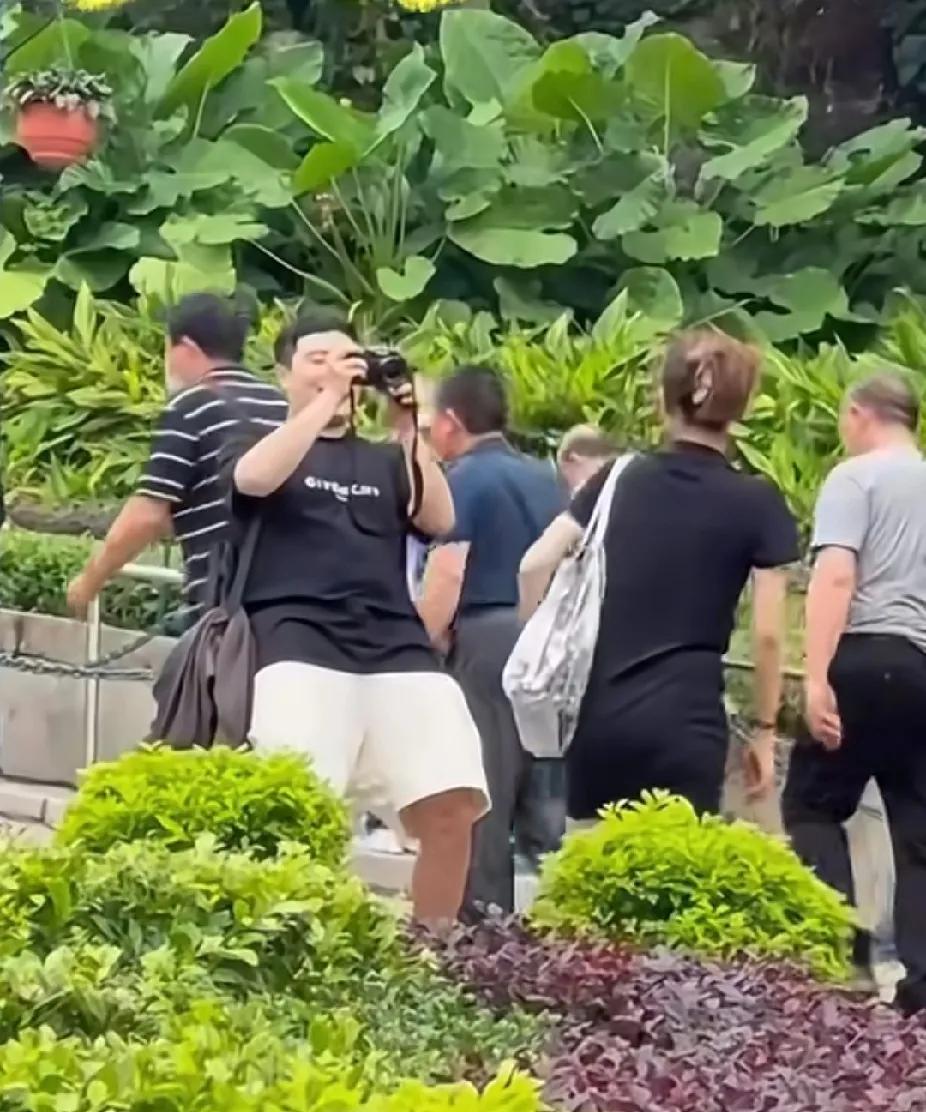 捕捉美好瞬间的大胖
 
刷视频时，刷到了大胖。画面中的他穿着简约的黑T和浅色短裤