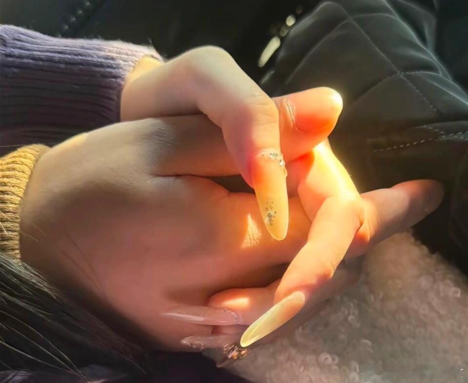 懒懒晒与王思聪十指相扣 懒懒在社交平台晒出和王思聪十指相扣画面，两人还将英文名刻