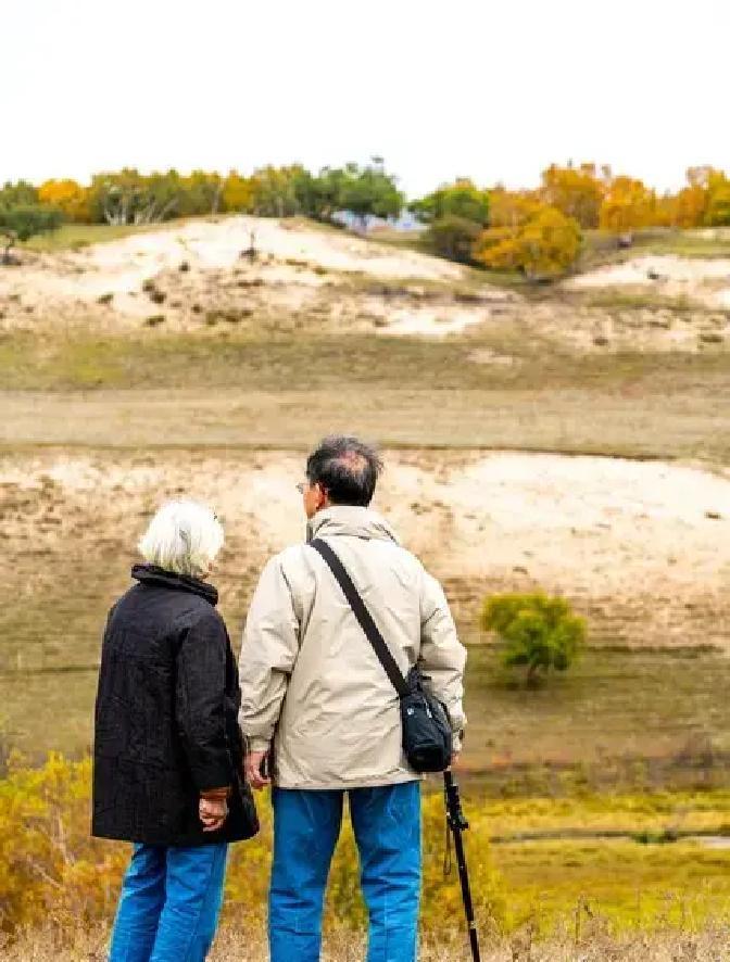 到了55岁，许多地方的劳动者本可办理退休手续，却选择继续岗位上坚持。这样的决定背