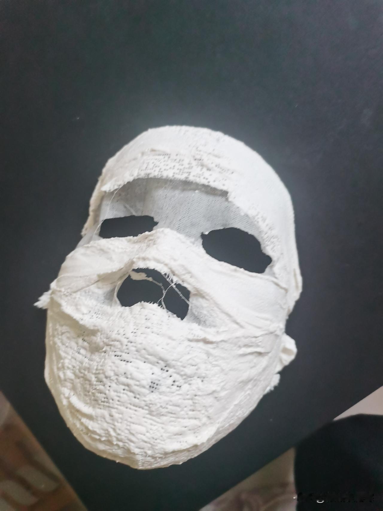 女人真的太爱折腾了，一点都不假！
刚做完木乃伊面膜，揭下来那一刻直接惊到，居然完