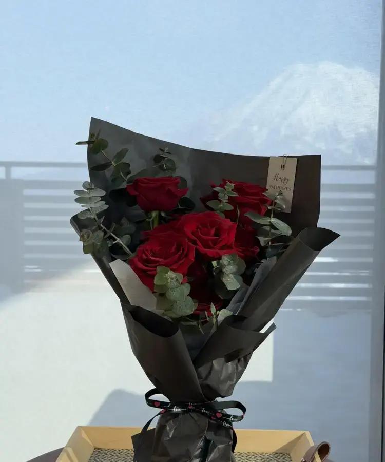 梁朝伟在瑞士雪山发呆，刘嘉玲在连签三份投资。

两人一个躲清净，一个冲前线，结婚