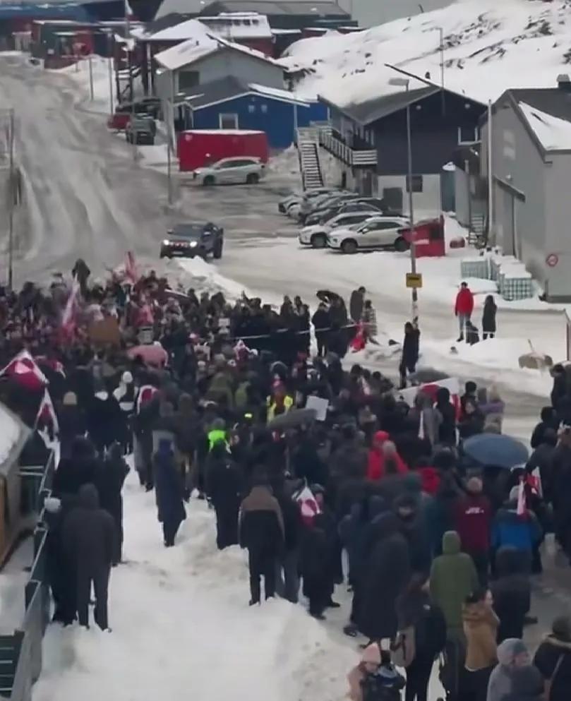 抗议示威反对美国总统特朗普吞并格陵兰岛，人们高举丹麦🇩🇰国旗，别以为格陵兰岛
