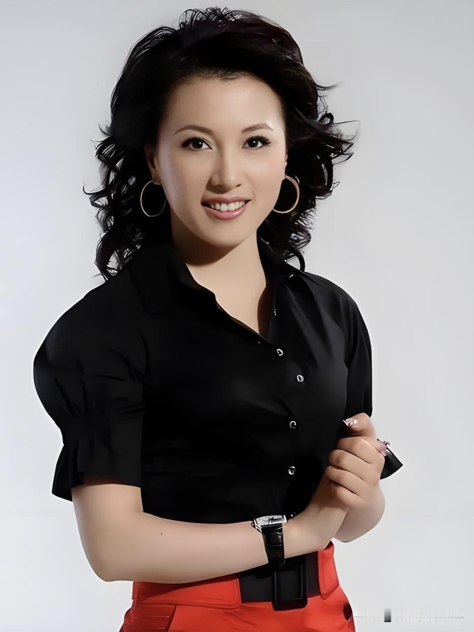 镜头前的她，一颦一笑皆是东方气韵。梦桐端坐台前，温润如月，字字珠玑间流转着知性与