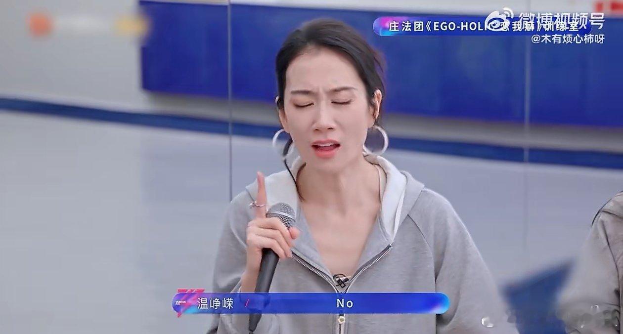 欢乐名场面来袭，温峥嵘把眉毛印萧蔷手上，真实又接地气温峥嵘把眉毛印萧蔷手上了乘风