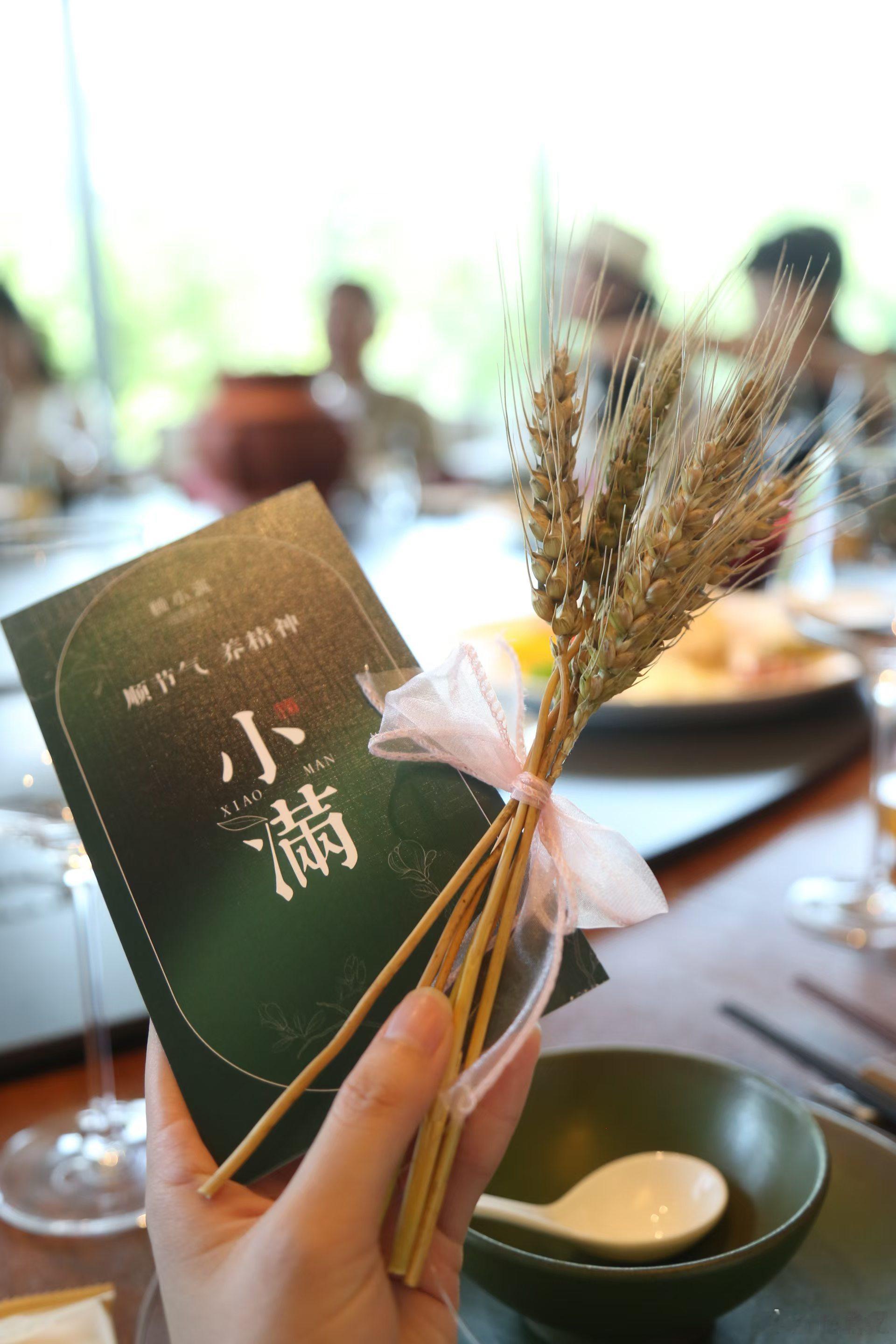 📸青山江边的神仙花园餐厅！江景、落日、仙气飘飘……每一口都是浪漫在青山江滩找到