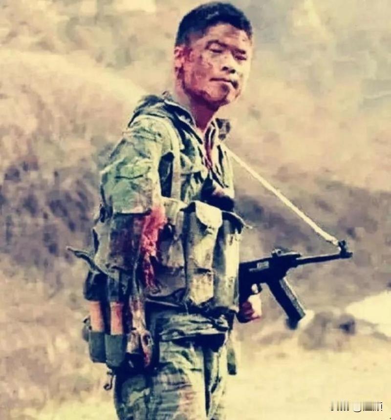 对越自卫反击战，断了手臂的战士依然单手紧握冲锋枪，桀骜不驯的看着敌军阵地。
这位