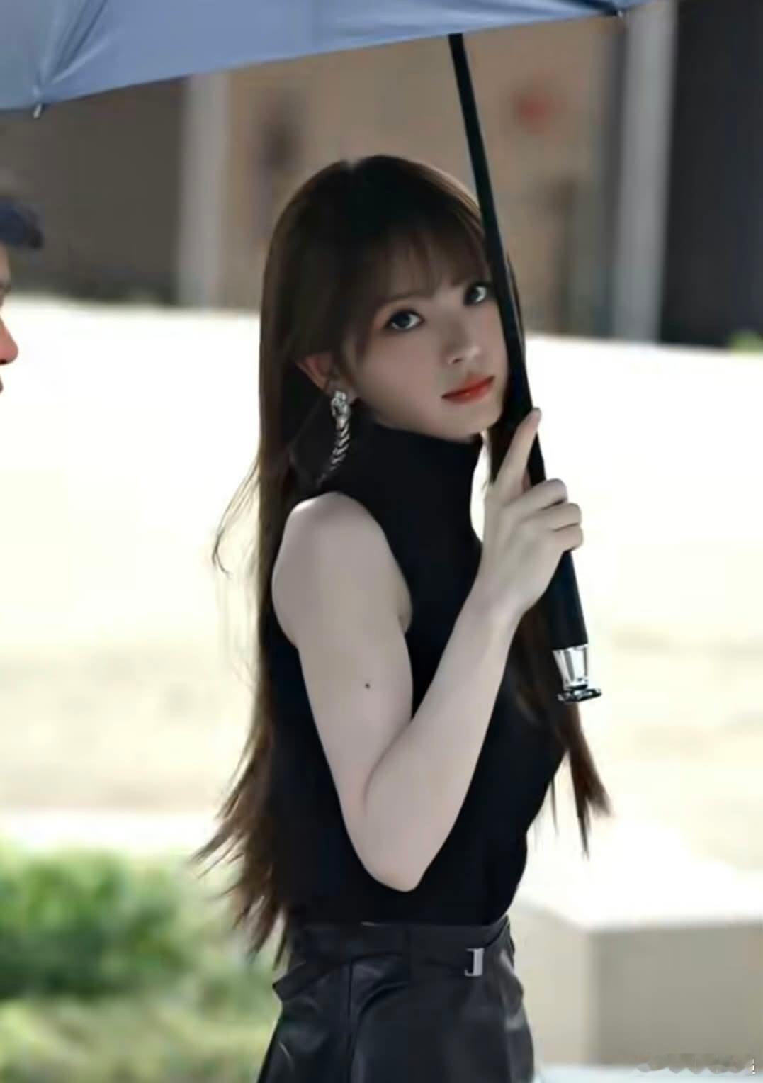 田曦薇这个表情好美好酷 ​​​