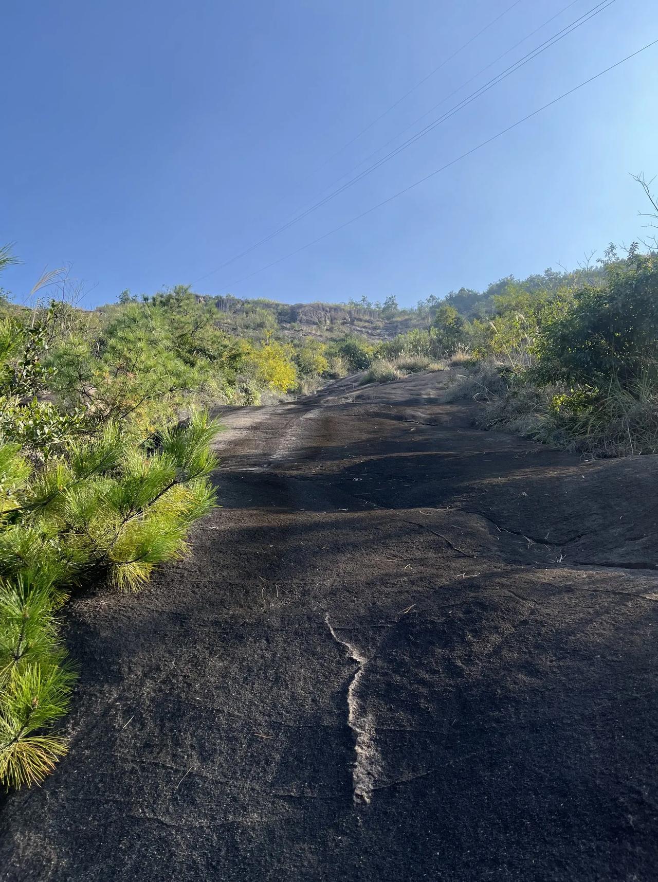 冬日生活日常大罗山爬山，四脚抓地往上爬，比黄山还刺激。