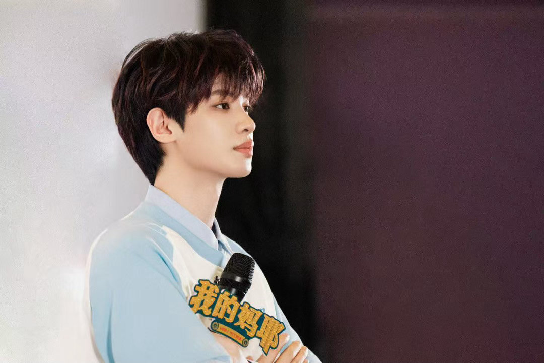 马思纯白客给黄明昊唱偶练主题曲路演这段互动真的太有爱了，马思纯白客用歌声为黄明昊