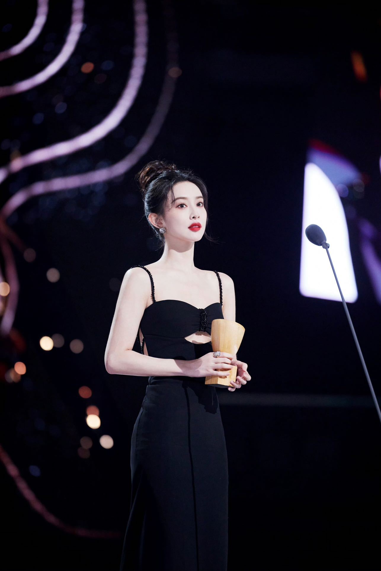 孟子义赴约星光大赏  让我看看还有谁不知道星光大赏官宣孟子义了，终于能够再次看到