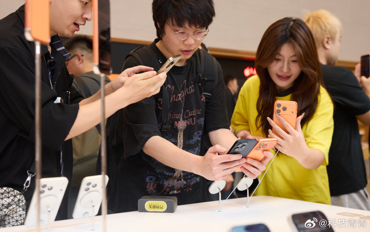 苹果天价扫荡全球手机内存 个人觉得苹果这样做是客观上挤压了竞争对手的生存空间，但