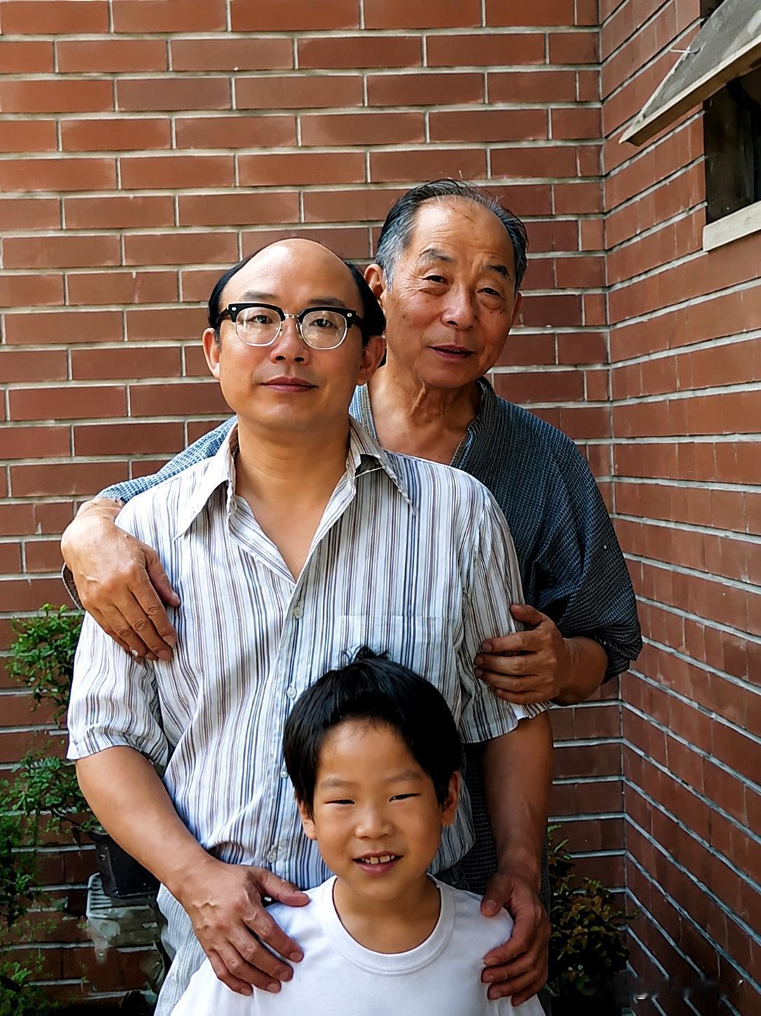 这张老照片展现出了1975年张学良祖孙三代在台湾难得团聚的温馨瞬间，大家都看一下