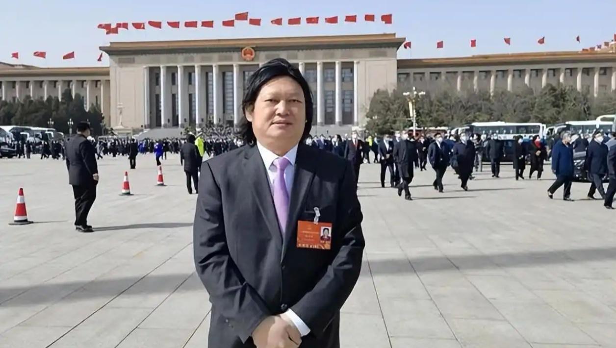 三孩家庭每月补贴5000元？代表建议引爆全网，网友：这波“真金白银”太顶了！
