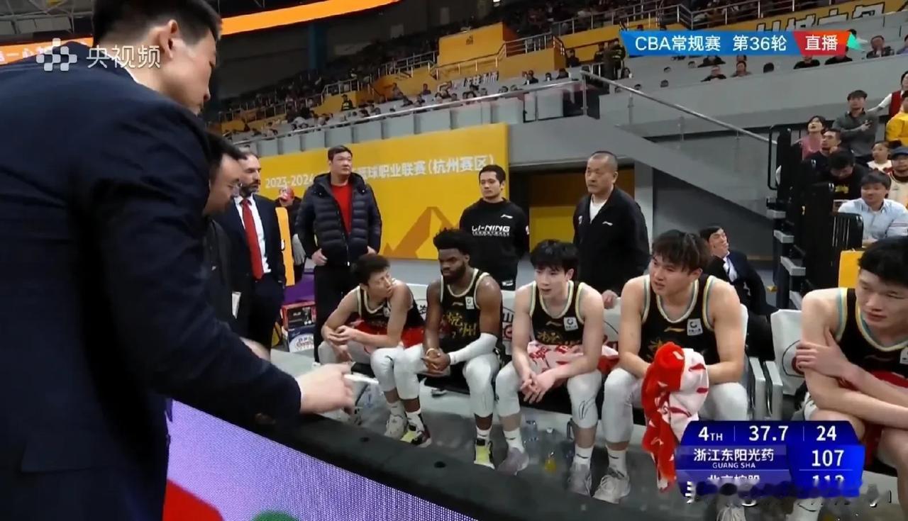 随着广厦男篮112：114不敌北控男篮，本场比赛暴露出3个可笑的事实。

1. 